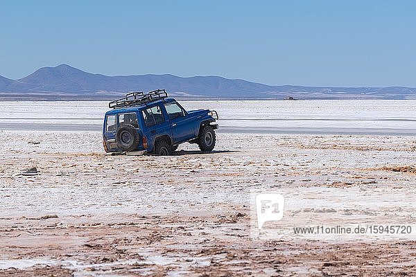 Geländewagen steckt fest in brüchiger Salzkruste  Salar de Uyuni  Uyuni  Department Potosi  Bolivien  Südamerika