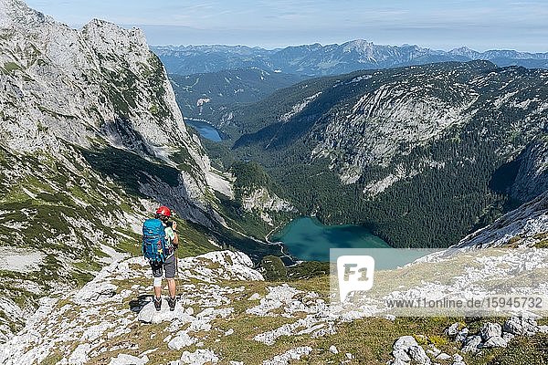 Wanderer auf Weg von Simonyhütte zur Adamekhütte  felsiges alpines Gelände  Hinterer und Vorderer Gosausee  Salzkammergut  Oberösterreich  Österreich  Europa