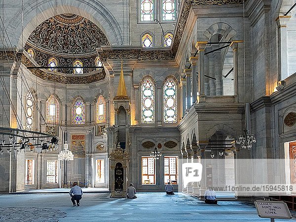 Gläubige beten in der Nuruosmaniye-Moschee  Istanbul  Türkei  Asien
