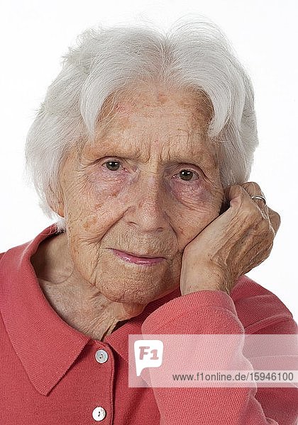 Porträt einer Seniorin  stützt ihren Kopf auf die Hand  88 Jahre  Österreich  Europa