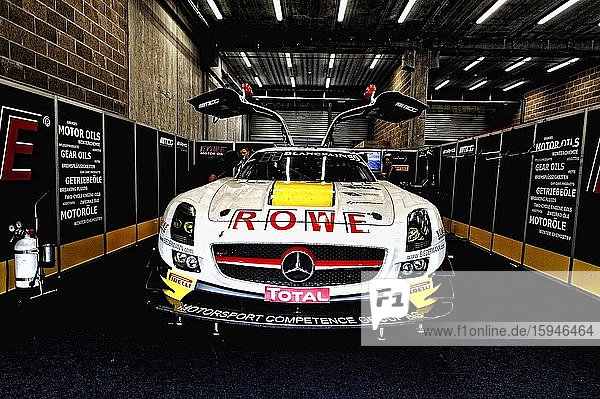 Rennwagen bei den ADAC GT Masters auf der Rennstrecke Spa-Francorchamps  Belgien  Europa