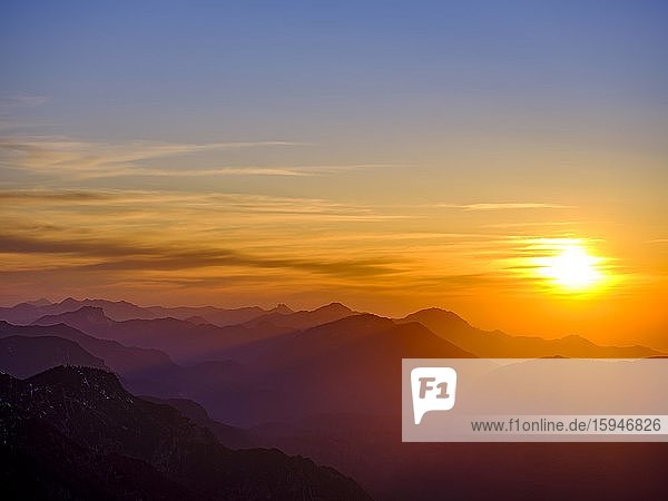Bergsilhouetten der Chiemgauer Alpen bei Sonnenuntergang  Oberbayern  Bayern  Deutschland  Europa