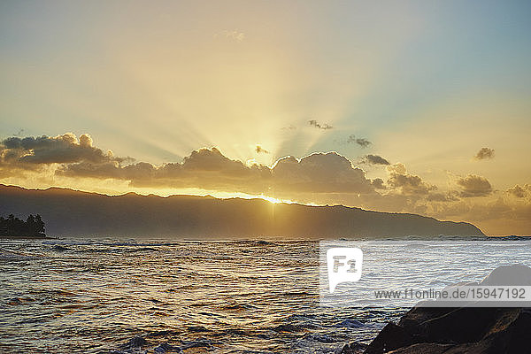 Sonnenuntergang  Laniakea Beach  Haleiwa  Oahu  Hawaii  USA