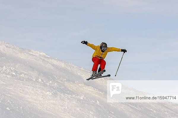 Skifahrer im Sprung  Abfahrt Hohe Salve  SkiWelt Wilder Kaiser Brixenthal  Hochbrixen  Tirol  Österreich  Europa