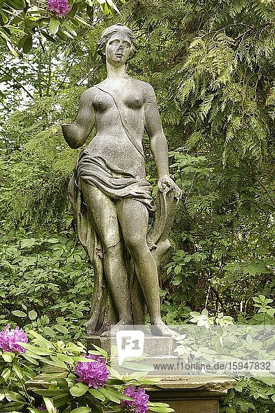 Italienische Statue Frau mit unbekleidetem Oberkörper Schlossgarten Schloss Rauischholzhausen Ortsteil Rauischholzhausen Gemeinde Ebsdorfer Grund Landkreis Marburg-Biedenkopf Mittel Hessen Hessen Deutschland Europa
