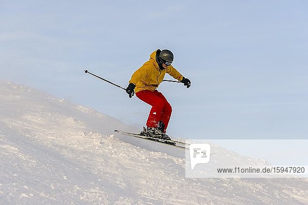 Skifahrer  Abfahrt Hohe Salve  SkiWelt Wilder Kaiser Brixenthal  Hochbrixen  Tirol  Österreich  Europa