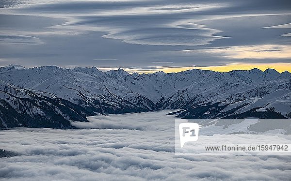 Blick auf schneebedeckte Berggipfel vom Gipfel der Hohen Salve  Hochnebel im Tal  Hochbrixen  Brixen im Thale  Tirol  Österreich  Europa