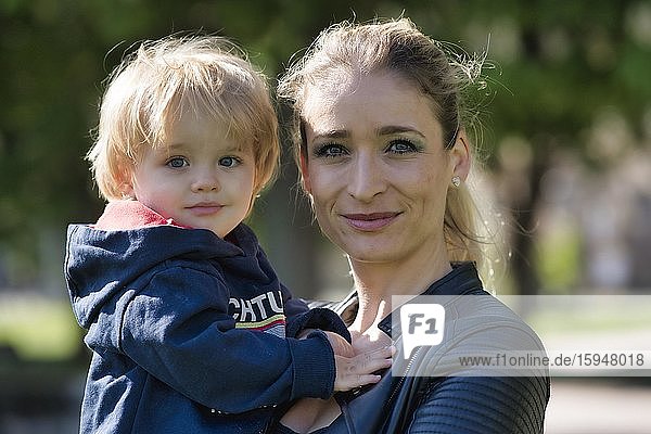 Mutter hält Sohn im Arm  18 Monate  Baden-Württemberg  Deutschland  Europa