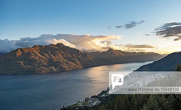 View of Lake Wakatipu  evening mood  Ben Lomond Scenic Reserve  Otago  South Island  New Zealand  Oceania