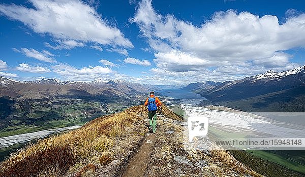 Wanderer auf dem Berggipfel von Mount Alfred  Ausblick auf Lake Wakatipu und Berglandschaft  Glenorchy bei Queenstown  Südliche Alpen  Otago  Südinsel  Neuseeland  Ozeanien