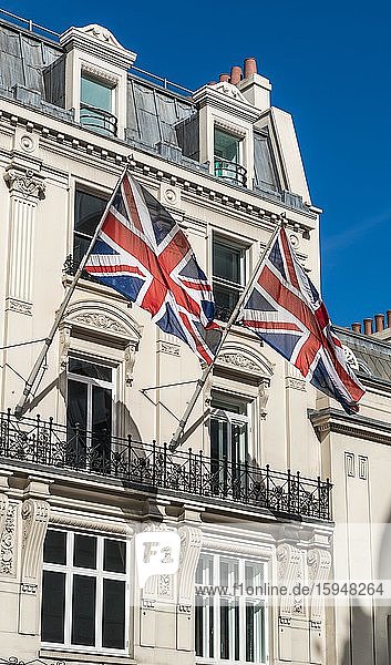 Britische Fahnen an einer Hausfassade  London  England  Großbritannien  Europa