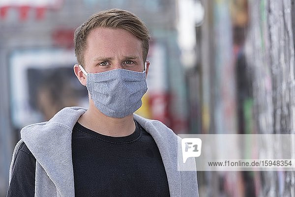 Junger Mann mit Atemschutzmaske  Coronakrise  München  Bayern  Oberbayern  Deutschland  Europa