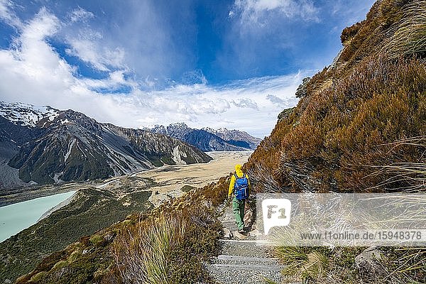 Wanderer auf Wanderweg  Ausblick in das Hooker Valley vom Sealy Tarns Track  Mount Cook Nationalpark  Canterbury  Südinsel  Neuseeland  Ozeanien