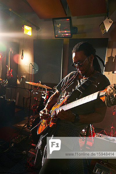Männlicher Musiker spielt E-Gitarre im Aufnahmestudio