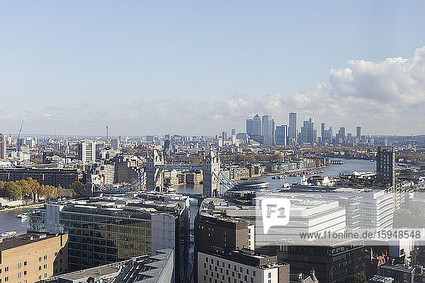 Sonnige Ansicht des Stadtbildes  London  UK