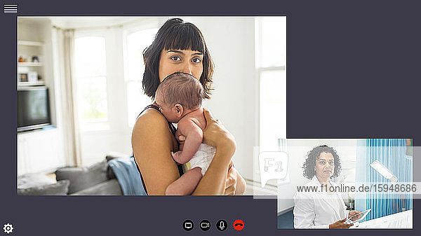 Mutter mit neugeborenem Baby Videokonferenzarzt während COVID-19
