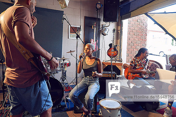 Musiker üben im Garagen-Aufnahmestudio