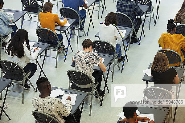 Gymnasiasten  die an Tischen Prüfungen ablegen