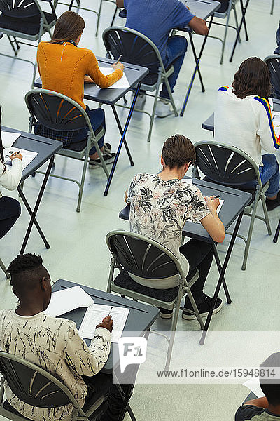 Gymnasiasten  die an Schreibtischen im Klassenzimmer Prüfungen ablegen