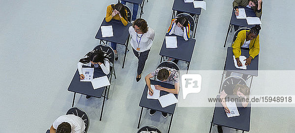 Blick von oben auf den Gymnasiallehrer  der die Schüler bei der Prüfung beaufsichtigt