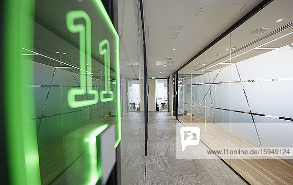 Neonreklame im Korridor eines modernen Geschäftsbüros
