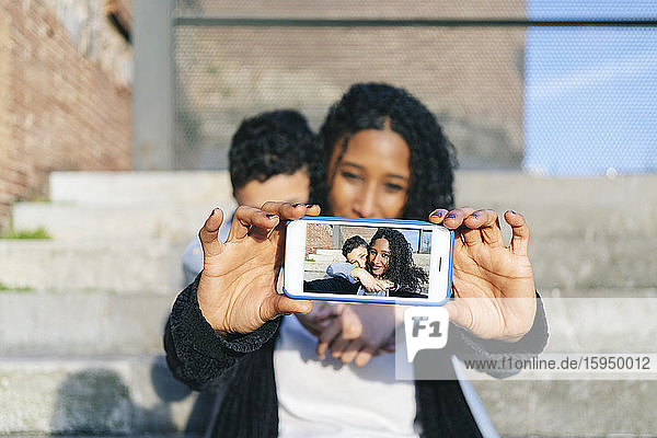 Frauenhände halten Smartphone mit Selfie  Nahaufnahme