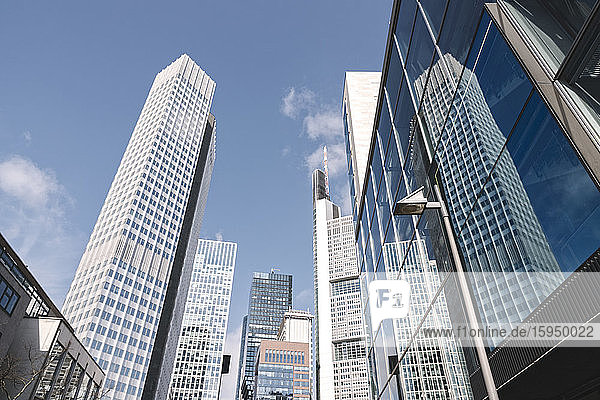 Deutschland  Hessen  Frankfurt  Tiefblick auf Wolkenkratzer in der Innenstadt
