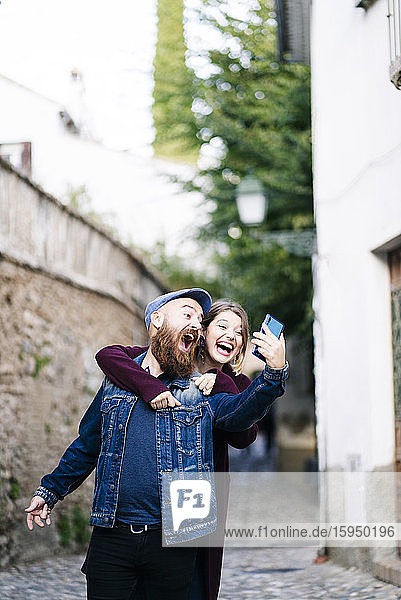 Unbekümmertes Paar  das in der Stadt ein Selfie macht  Albaicin  Granada  Spanien