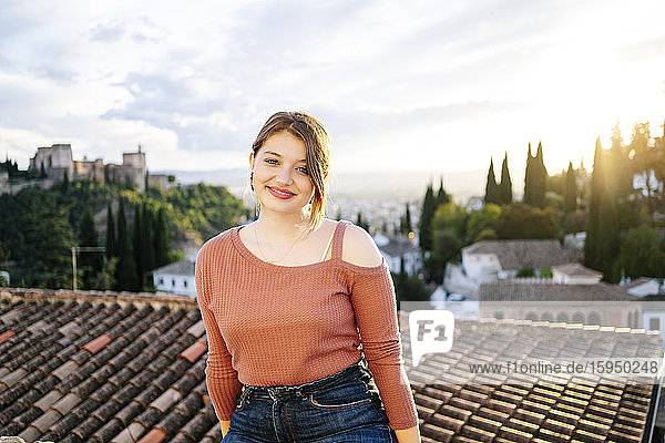 Porträt einer lächelnden Frau mit Alhambra im Hintergrund  Granada  Spanien