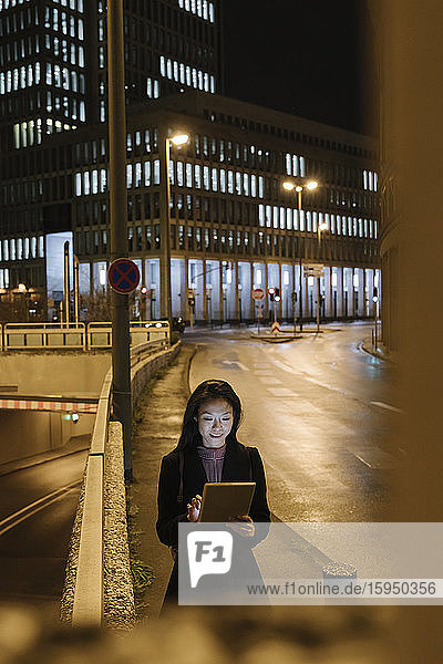 Junge Frau  die nachts in der Stadt Tabletten nimmt  Frankfurt  Deutschland
