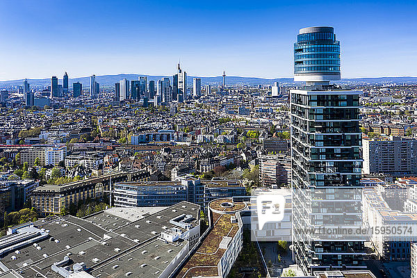 Deutschland  Hessen  Frankfurt  Hubschrauberansicht des Neuen Henninger Turms und der umliegenden Gebäude in der Innenstadt