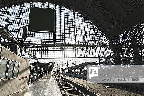 Deutschland  Hessen  Frankfurt  Innenansicht des Bahnhofs bei Sonnenuntergang