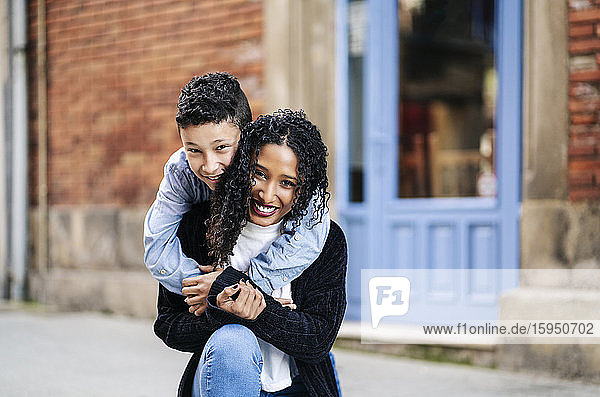 Porträt einer glücklichen Mutter und ihres Sohnes auf der Straße