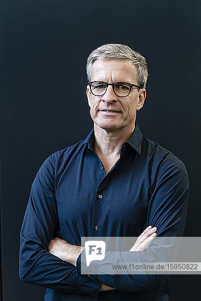 Porträt eines reifen Geschäftsmannes  der eine Brille trägt