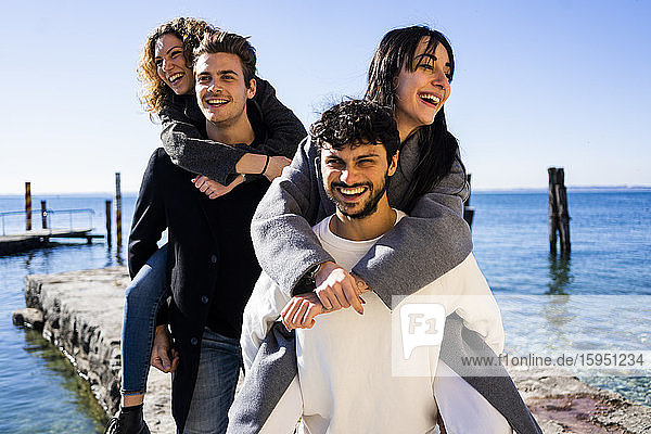 Porträt von vier glücklichen Freunden am Gardasee  Italien