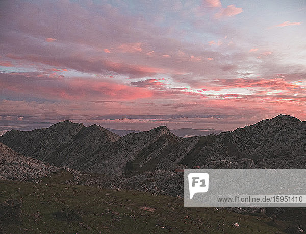 Spanien  Kantabrien  Picos de Europa-Gebirge in der rosa Morgendämmerung