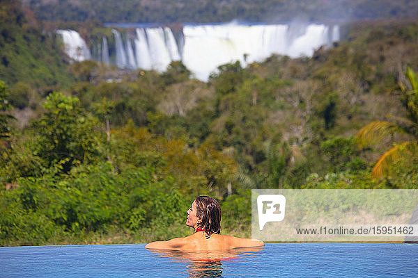 Frau im Infinity-Pool vor den Iguazu-Fällen  Iguazu-Nationalpark  Argentinien