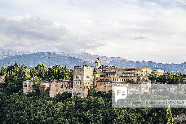 Blick auf die Alhambra mit der Sierra Nevada im Hintergrund  Granada  Spanien