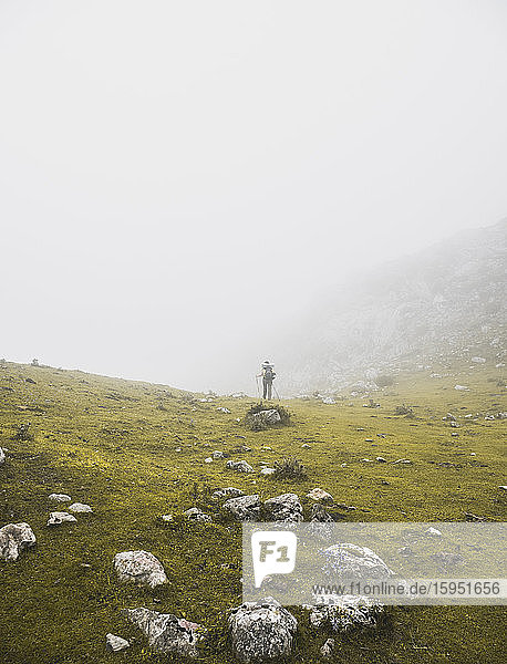 Spanien  Kantabrien  Rucksacktouristin wandert bei nebligem Wetter in den Picos de Europa