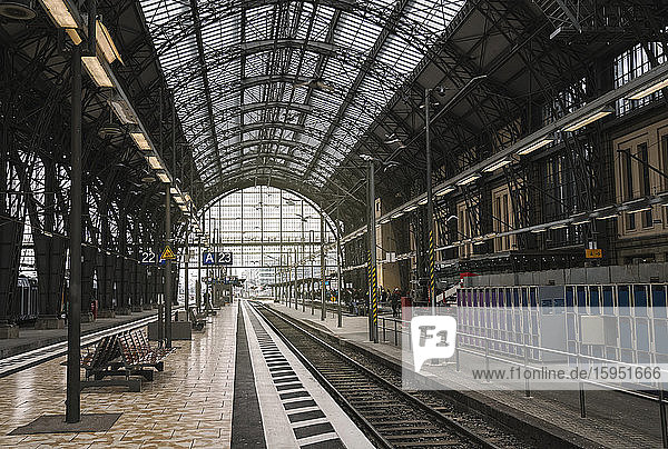 Deutschland  Hessen  Frankfurt  Bahnhof Innen