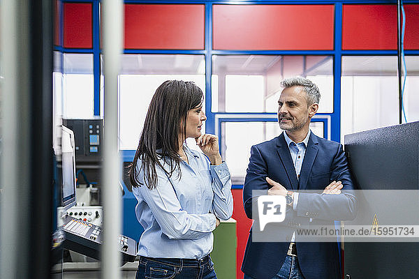Geschäftsmann und Geschäftsfrau bei einem Arbeitstreffen in einer Fabrik