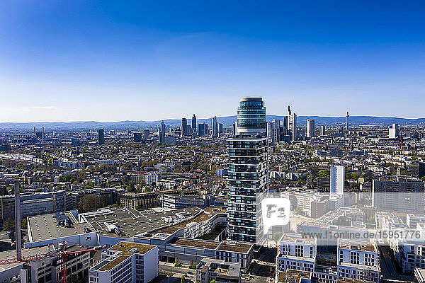 Deutschland  Hessen  Frankfurt  Hubschrauberansicht des Neuen Henninger Turms und der umliegenden Gebäude in der Innenstadt