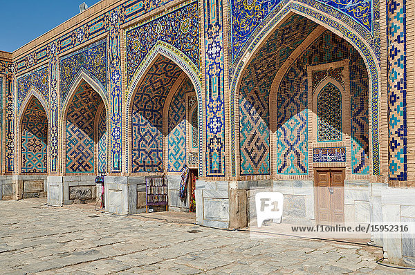 Innenhof  Tilya-Kori-Madrasa  Registan  Samarkand  Usbeskistan  Zentralasien  Asien