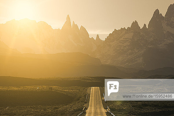 Straße nach El Chalten bei Sonnenuntergang  Patagonien  Argentinien