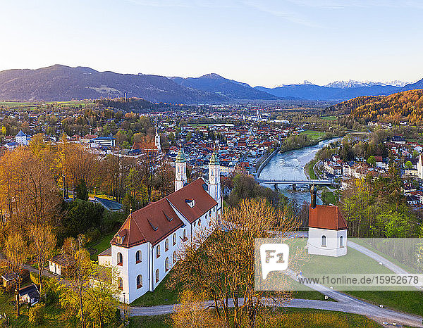 Deutschland  Bayern  Bad Tolz  Drohnenansicht der Kreuzkirche im Frühlingsanfang