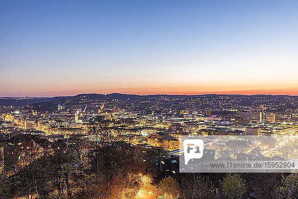 Deutschland  Baden-Württemberg  Stuttgart  Klarer Himmel über erleuchteter Stadt in der Abenddämmerung