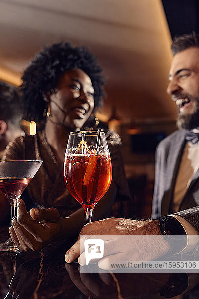 Glückliche Freunde beim Cocktail in einer Bar