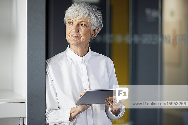 Porträt einer älteren Geschäftsfrau mit digitalem Tablett im Büro