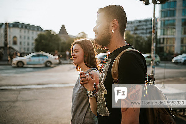 Glückliches junges Paar zu Fuß in der Stadt  Berlin  Deutschland