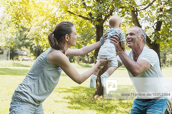 Älterer Mann verbringt Zeit mit seiner erwachsenen Tochter und seiner Enkelin in einem Park